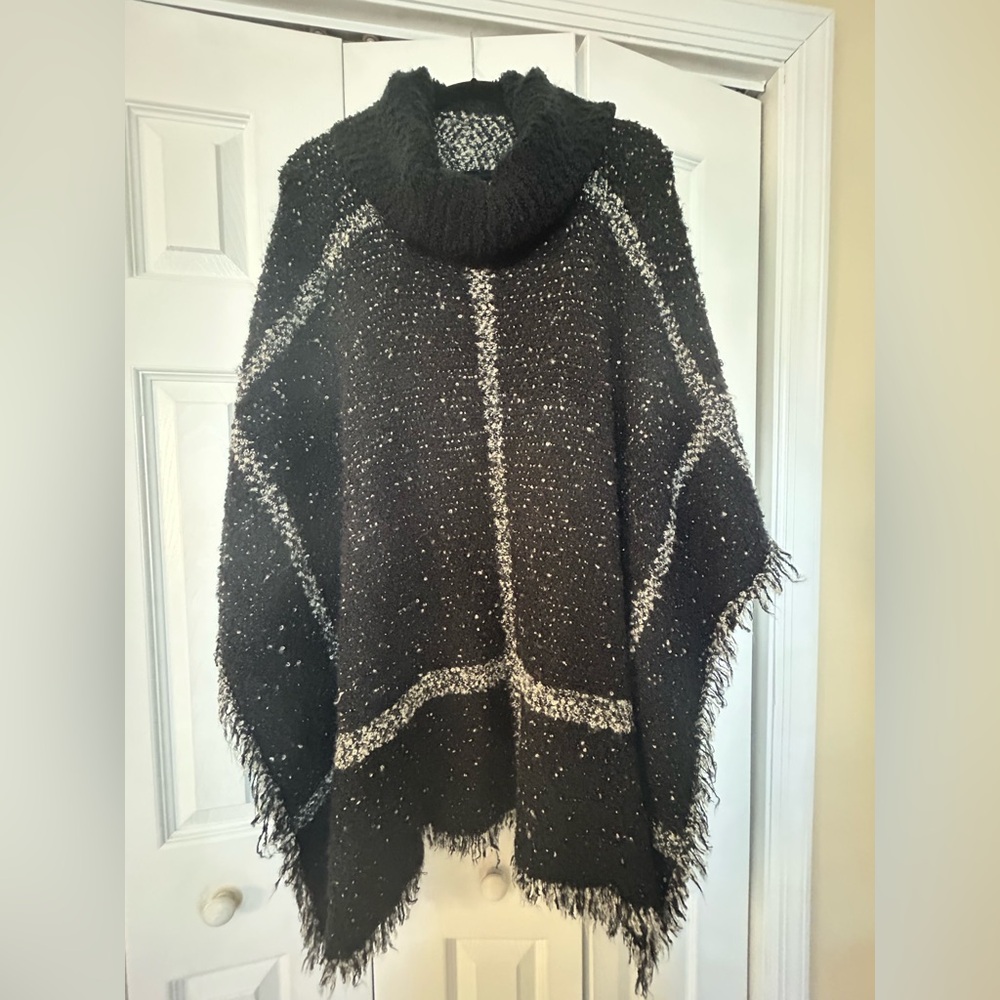 Alberto Makali Textured Black and White Knit poncho